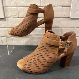 Giani Bernini sz 8.5 Jaycee tan leather cutout heeled peeptoe shooties